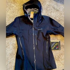 NWT - Patagonia Men’s Pluma Jacket Size M